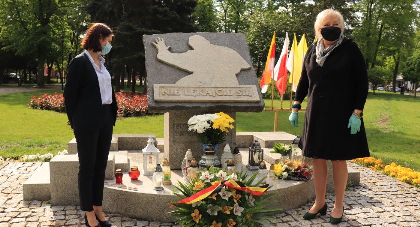 Kwiaty w urodziny Wielkiego Polaka