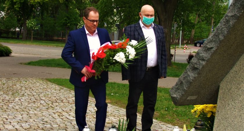 Radni złożyli kwiaty pod pomnikiem