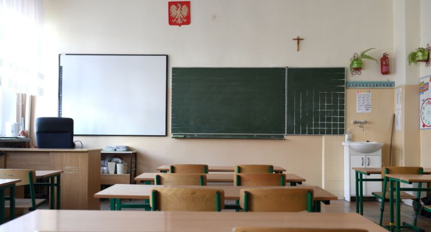 Dla blisko 4,3 mln uczniów w całym kraju kończy się rok szkolny