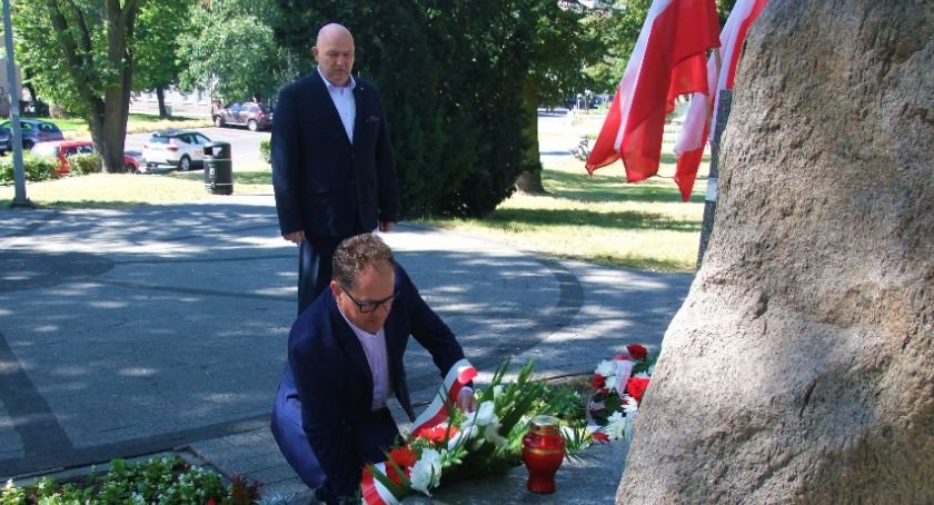 Radni złożyli kwiaty pod pomnikiem