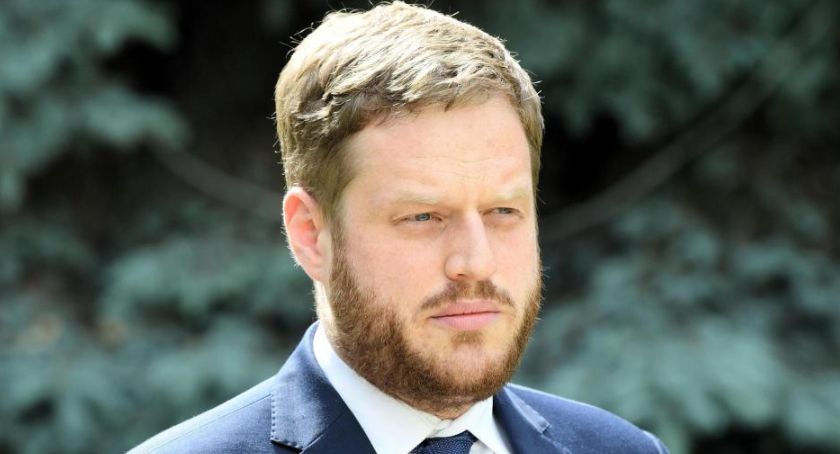 Cieszyński: od soboty zwolnienie z obowiązku zakrywania nosa i ust jedynie w ściśle określonych sytuacjach