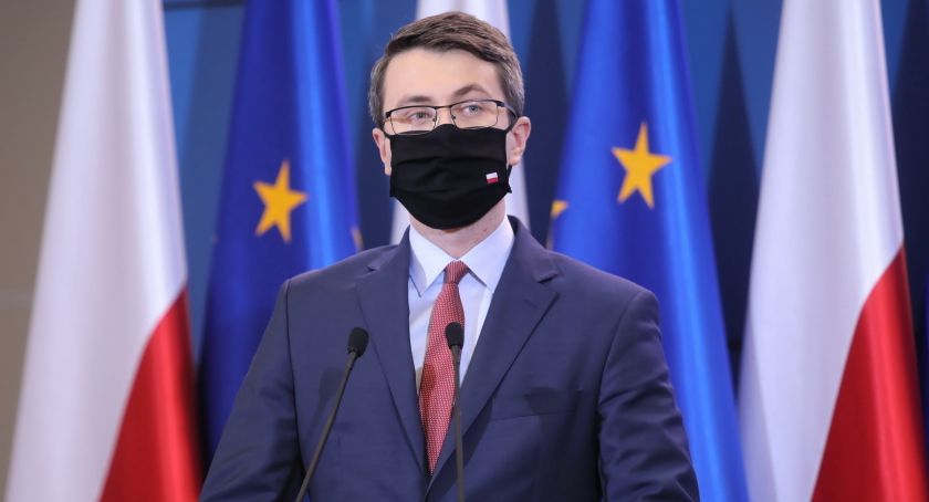 Müller: dodatkowe rygory raczej się pojawiają; niektóre już w weekend
