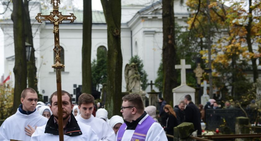 Apel prymasa o odwołanie mszy i nabożeństw na cmentarzach 1 listopada