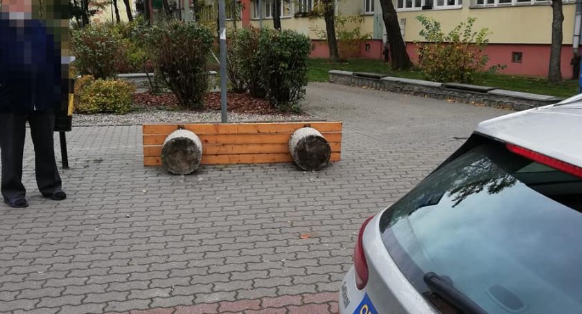 500 zł za przewrócona ławkę
