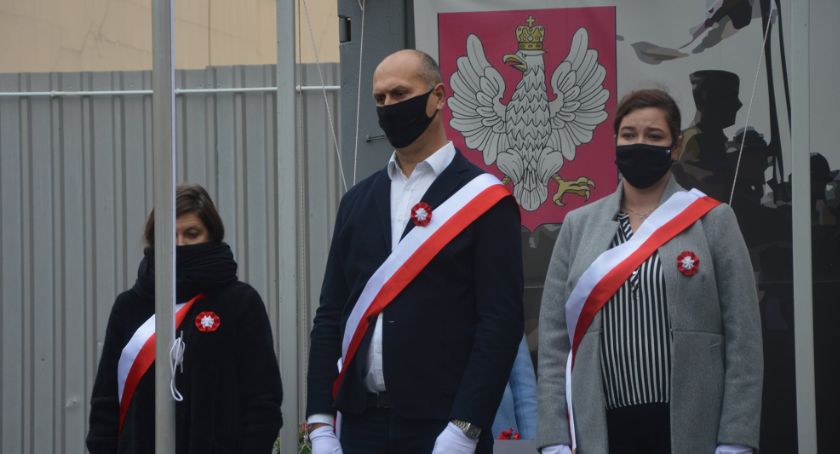 Zespół Szkół Zawodowych Rzemiosła w Inowrocławiu stanął do hymnu  narodowego