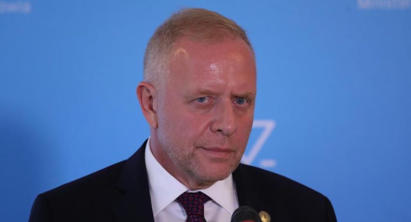 Dr Sutkowski: dobowy spadek liczby zakażeń koronawirusem SARS-CoV-2 wynika z trzech czynników