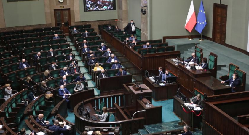 Sejm za częścią poprawek Senatu do tarczy 6.0; pomoc w zw. z COVID-19 ma trafić do większej liczby branż