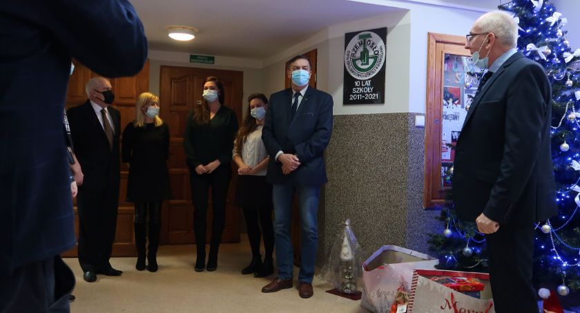 Przekazali choinkowe ozdoby i słodkości do Domu Pomocy Społecznej w Ludzisku 