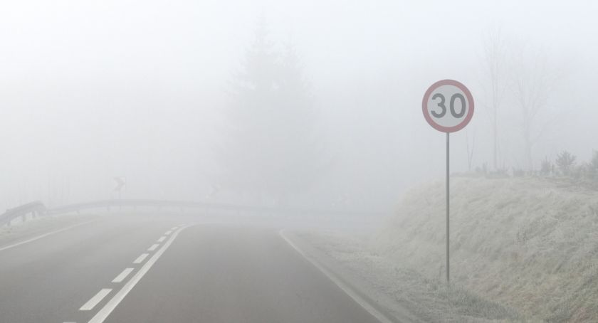 IMGW ostrzega przed gęstą mgłą w sześciu województwach; będzie ślisko na drogach