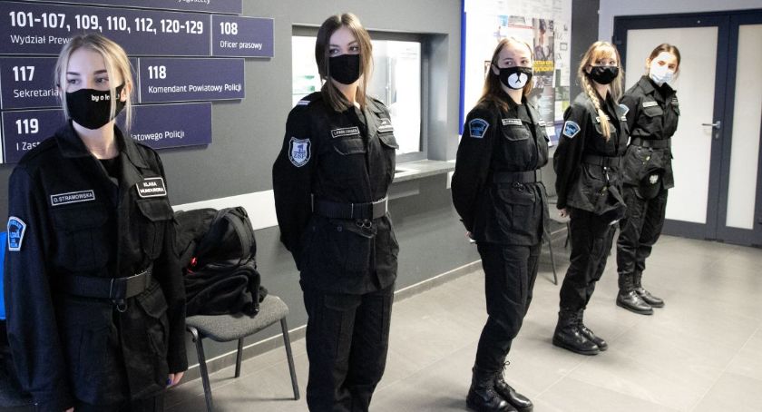 Policjanci i uczniowie „mundurówki” o uzależnieniach od środków… masowego przekazu