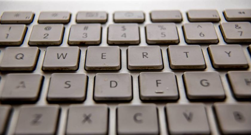 Raport o błędach językowych w internecie: „napewno” na czele listy