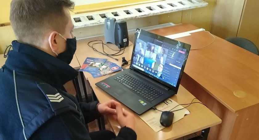 Policjanci z  młodzieżą o pomocy ofiarom przestępstw