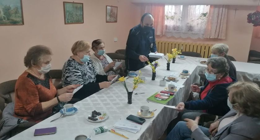 Dzielnicowi na spotkaniu z mieszkańcami Domu Złotej Jesieni