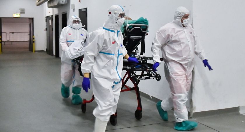 MZ: 32 874 nowe przypadki zakażenia koronawirusem, zmarły 653 osoby