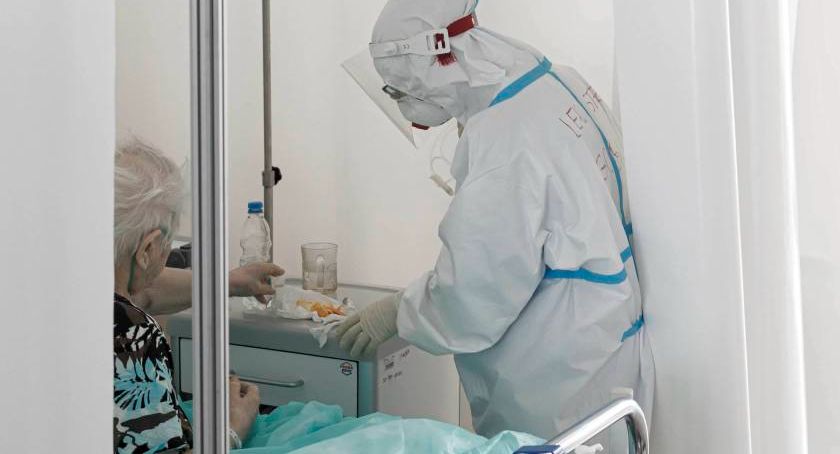 MZ: 21 703 nowe przypadki zakażenia koronawirusem, zmarło 245 osób