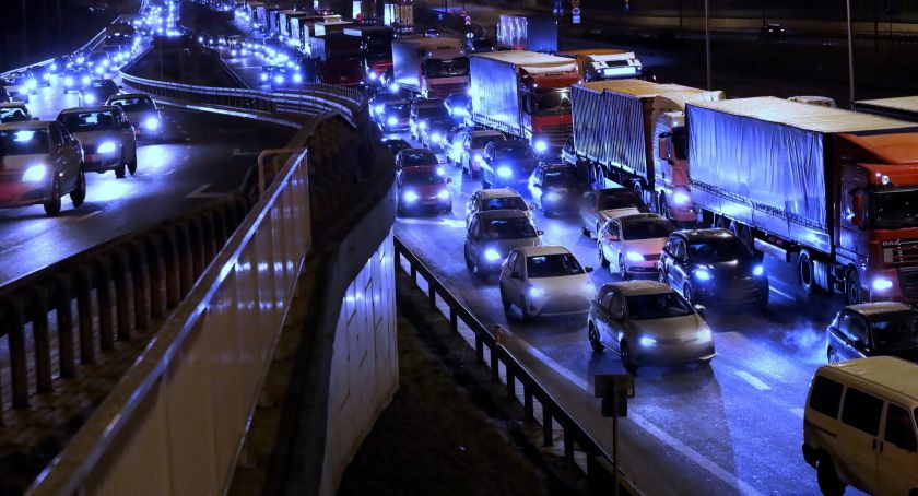 Sondaż: mieszkańcy Warszawy i Krakowa chcą zakazu sprzedaży nowych samochodów spalinowych