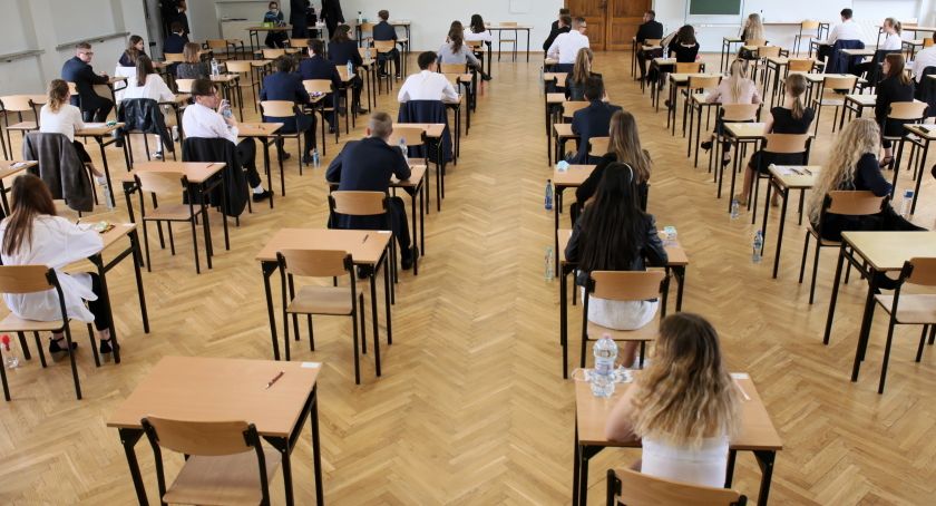 Czarnek: egzaminy maturalne i ósmoklasisty w 2022 r. będą na podstawie wymagań egzaminacyjnych