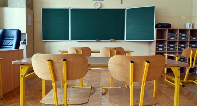 Uczniowie klas IV-VIII szkół podstawowych i szkół średnich zaczynają naukę hybrydową