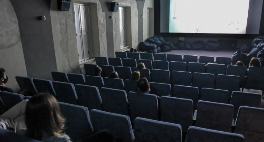 Kina, teatry i filharmonie wznawiają działalność - od piątku