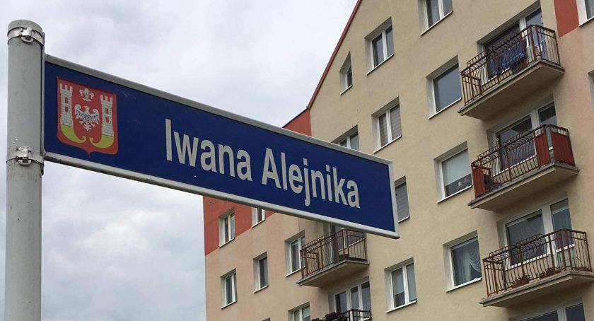 Tablica z ul. Alejnika na swoim miejscu
