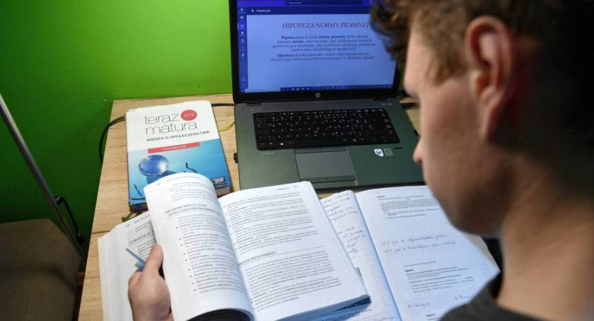Naukowcy podsumowali samopoczucie uczniów po roku zdalnej nauki
