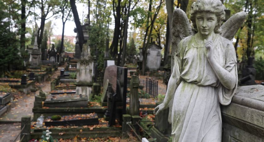 Niedzielski: cmentarze na Wszystkich Świętych najprawdopodobniej będą otwarte