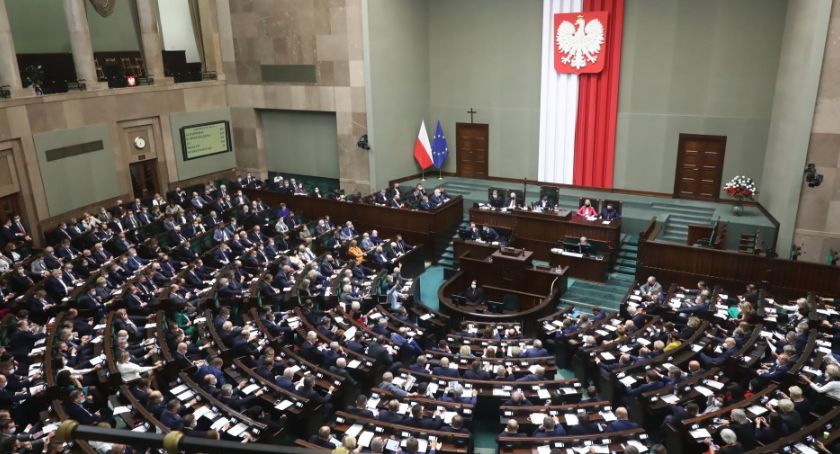 Sejm uchwalił nowelizację zaostrzającą kary dla sprawców wykroczeń drogowych