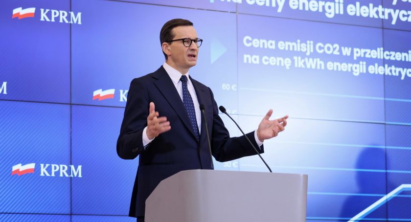 Premier: wprowadzamy obniżkę cen paliw