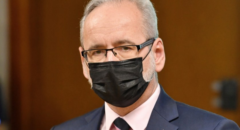 Niedzielski: Jeśli utrzyma się trend wzrostu nowych zakażeń, w środę lub w piątek możliwe kolejne restrykcje