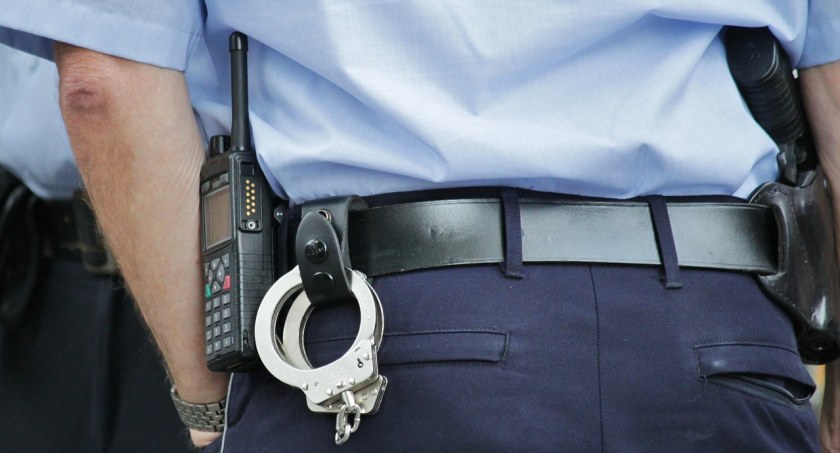 Policjanci z patrolu zaskoczyli dwóch poszukiwanych
