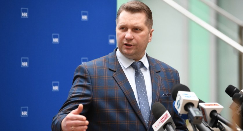 Czarnek: uczniowie klas V-VIII podstawówek i szkół średnich od czwartku na nauczaniu zdalnym