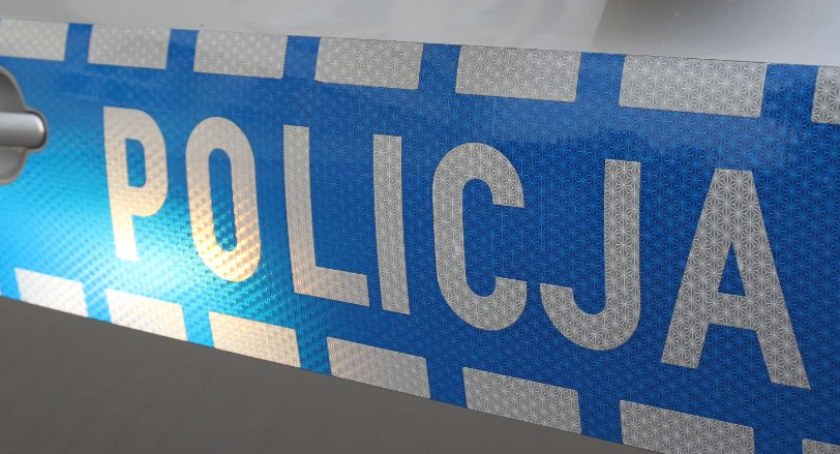 Policjantka i strażnik miejski pomogli seniorowi, który nagle upadł na ziemię