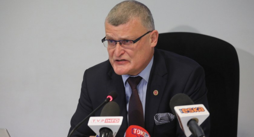 Grzesiowski: nie można mówić o końcu piątej fali, za wcześnie na znoszenie obostrzeń