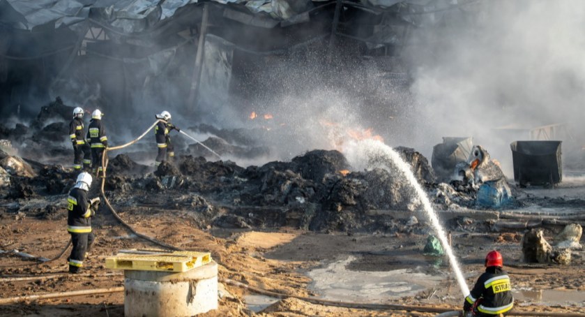 46 zastępów straży gasi pożar hali tworzyw sztucznych k. Inowrocławia