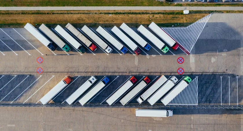 Czym różni się firma spedycyjna od transportowej?