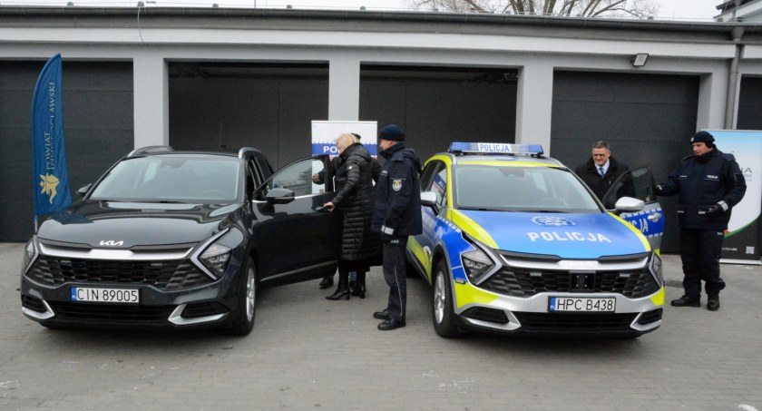 Samorząd, Policja nowymi samochodami - zdjęcie, fotografia