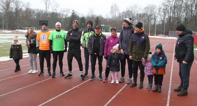 WOSP, WOŚP sportowo pobiegali zagrali siatką - zdjęcie, fotografia