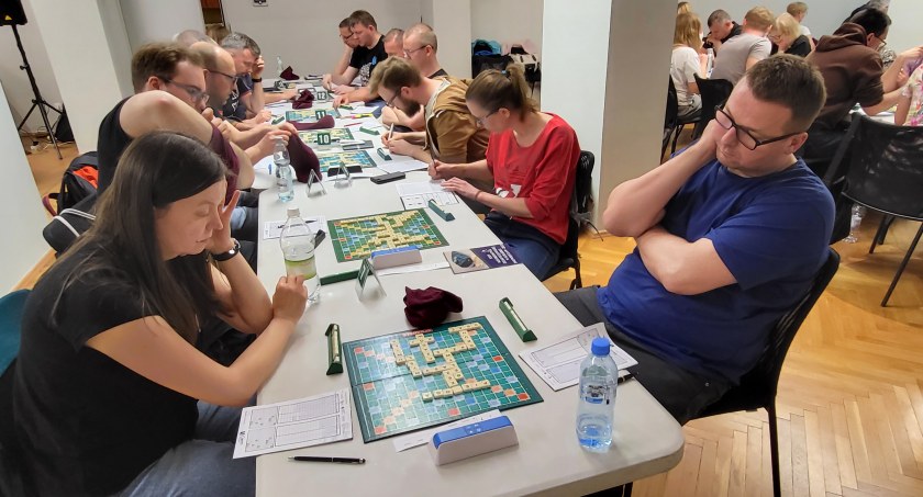 Inne, Rywalizują scrabble - zdjęcie, fotografia