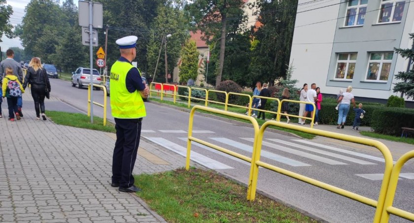 szkoły podstawowe, Policyjne działania ramach Bezpiecznej drogi szkoły - zdjęcie, fotografia