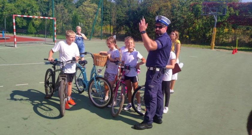 szkoły podstawowe, Policjanci drogówki na egzaminie kartę rowerową - zdjęcie, fotografia