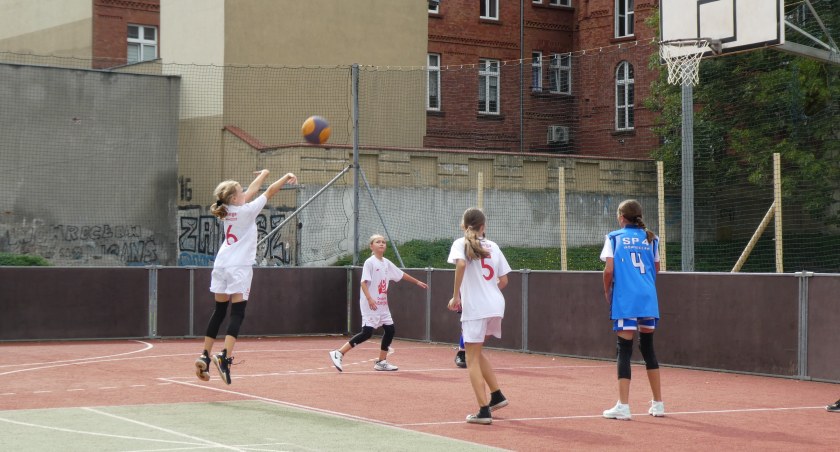 Koszykówka, Kolejny festiwal streetballa razem szkoły podstawowe - zdjęcie, fotografia