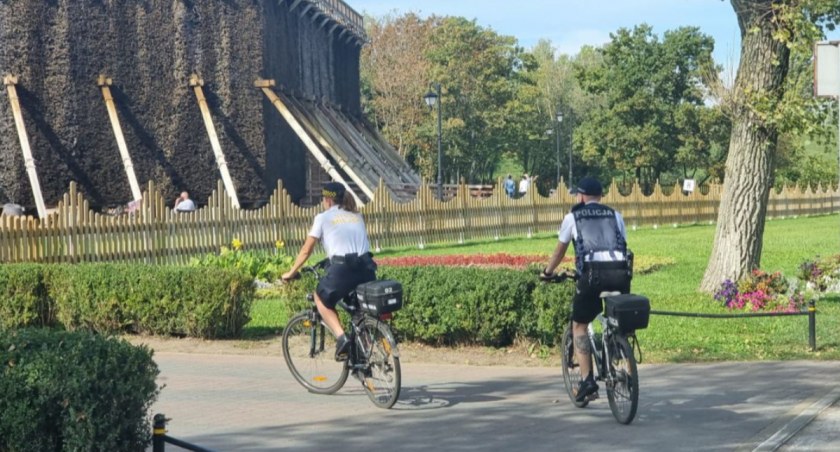 Społeczeństwo2, Rowerowy patrol policji straży miejskiej - zdjęcie, fotografia