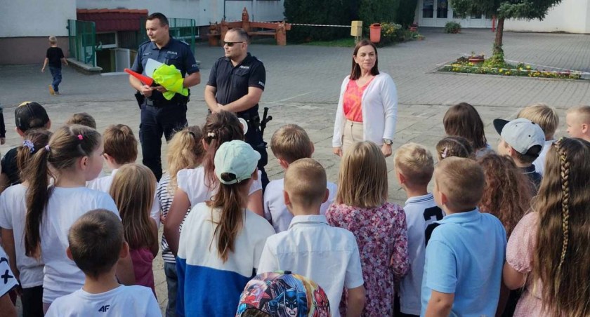szkoły podstawowe, Bezpieczne pierwszaki drodze - zdjęcie, fotografia
