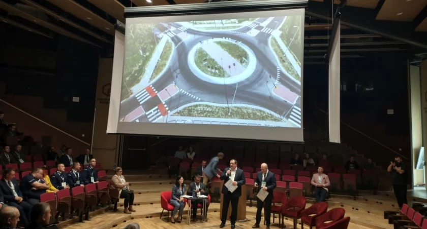 Komunikaty Policja, Policjanci sympozjum bezpieczeństwie - zdjęcie, fotografia