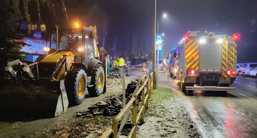Społeczeństwo2, Awaria sieci wodociągowej lecia - zdjęcie, fotografia