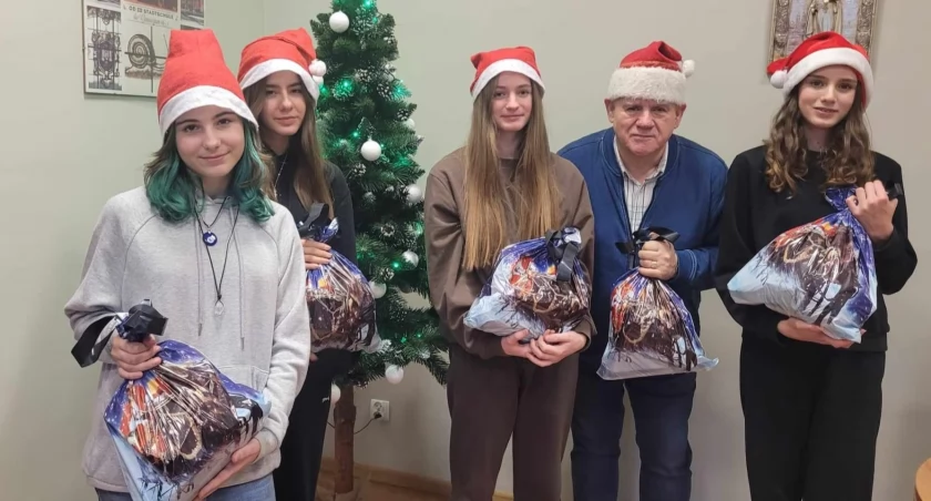 szkoły podstawowe, Święty Mikołaj obdarował uczniów - zdjęcie, fotografia
