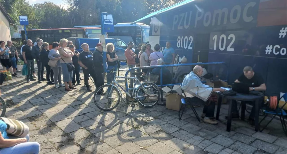 Z kraju i ze świata, wypłacił ponad powodzianom - zdjęcie, fotografia