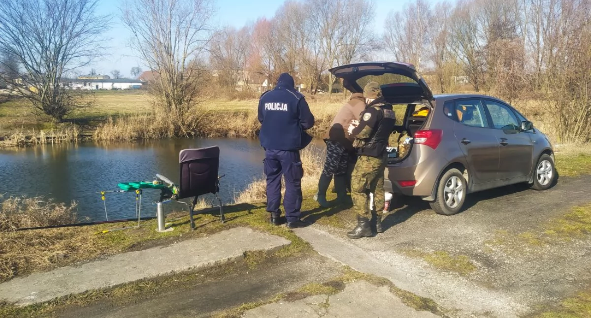 Komunikaty Policja, Wspólny patrol policji strażników rybackich - zdjęcie, fotografia