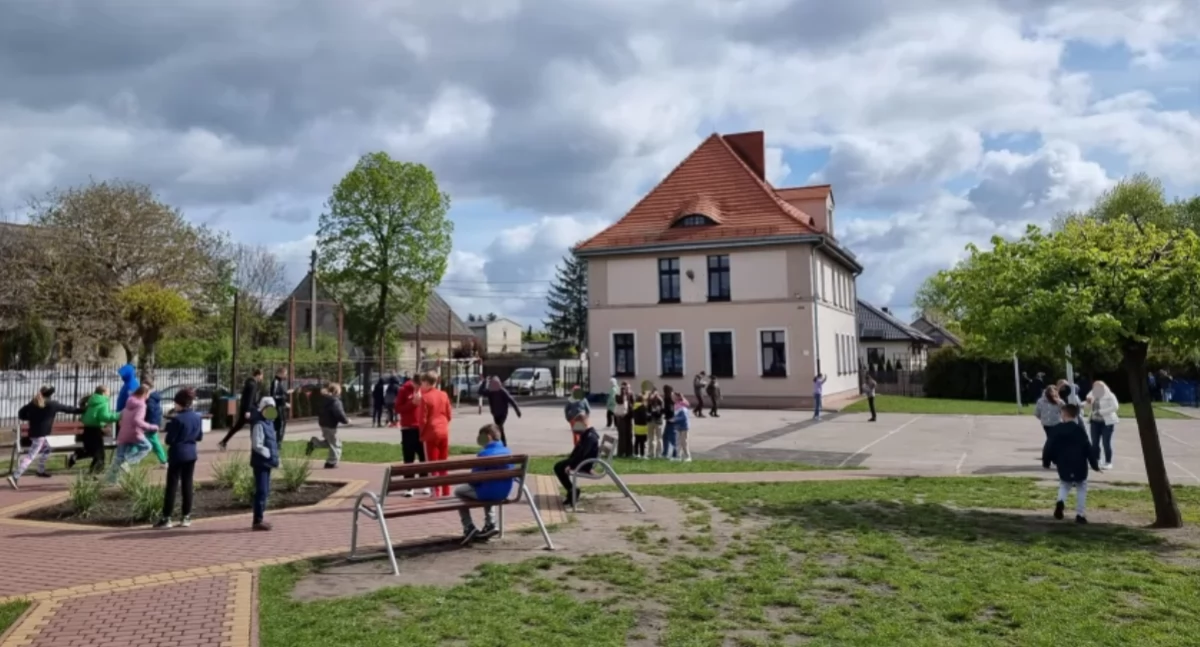 szkoły podstawowe, boisko Szkole Podstawowej Inowrocławiu - zdjęcie, fotografia