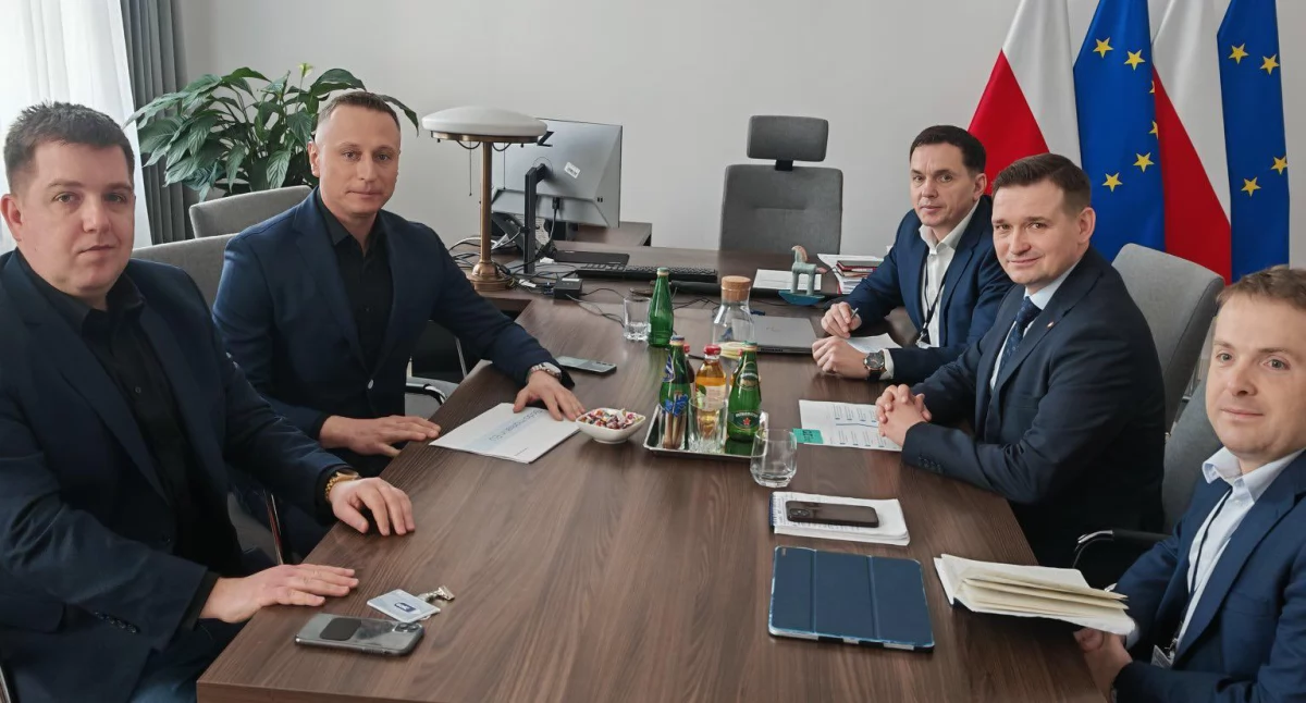 Samorząd, Europoseł Brejza walczy polską Sodę - zdjęcie, fotografia